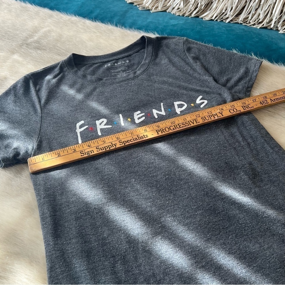 FRIENDS Retro Short Sleeve V-Neck M T-Shirt Gray Logo - Picture 7 of 8